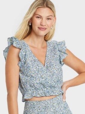 Universal Thread Blue Floral Flutter Sleeve V-Neck‎ Crop Top